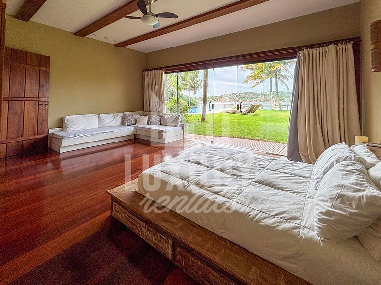 Mansão Praiana na Ferradura com Cinco Suítes