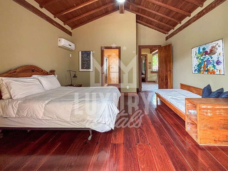 Mansão Praiana na Ferradura com Cinco Suítes