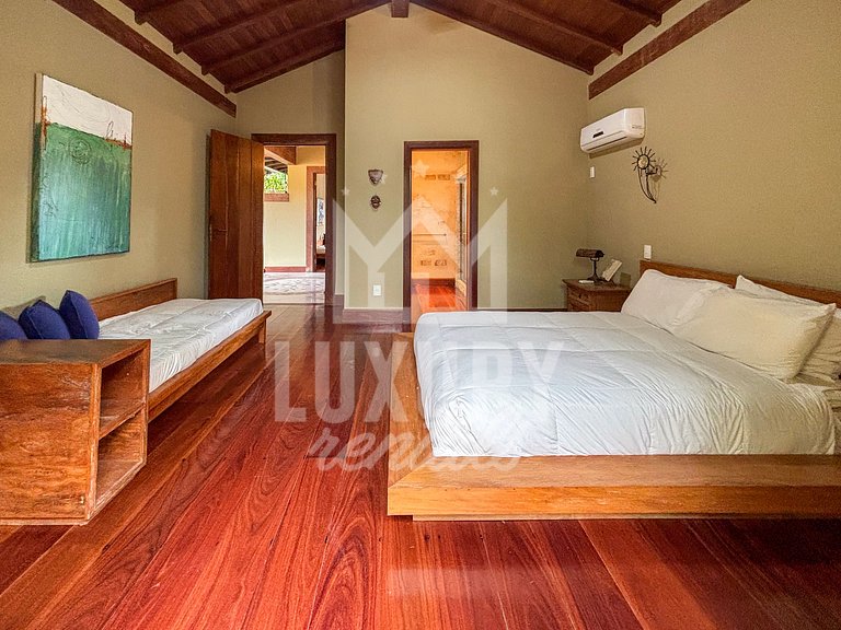 Mansão Praiana na Ferradura com Cinco Suítes