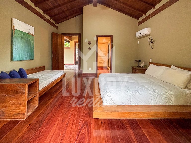 Mansão Praiana na Ferradura com Cinco Suítes
