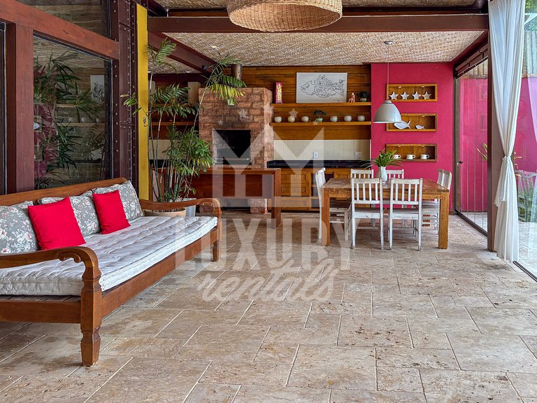 Mansão Praiana na Ferradura com Cinco Suítes