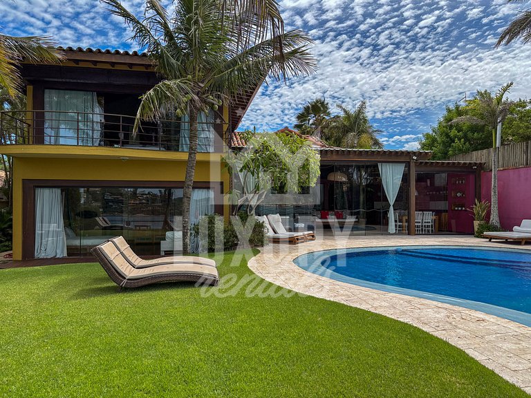Mansão Praiana na Ferradura com Cinco Suítes