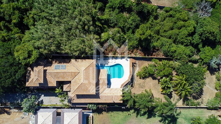 Mansão Contemporânea na Ferradura com Seis Quartos