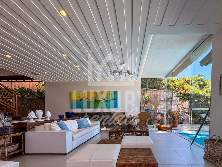 Mansão Contemporânea na Ferradura com Seis Quartos