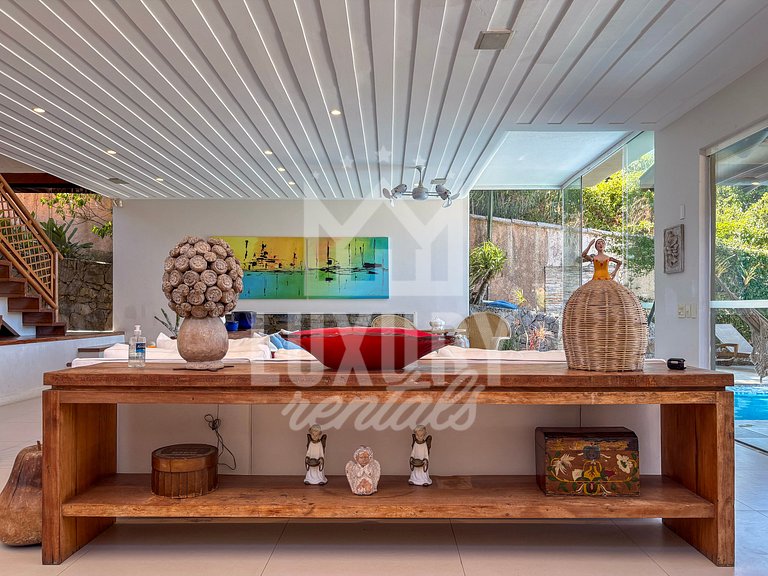 Mansão Contemporânea na Ferradura com Cinco Suítes
