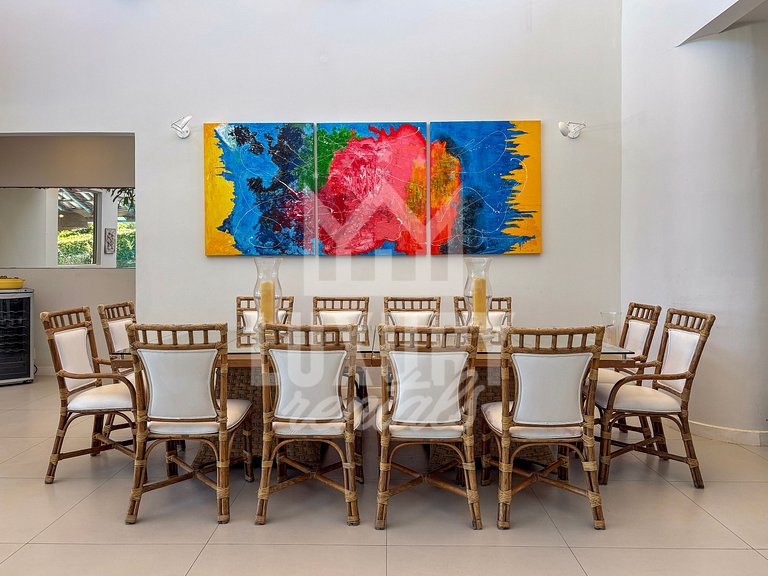 Mansão Contemporânea na Ferradura com Cinco Suítes
