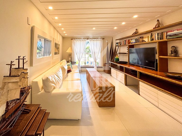 Mansão Contemporânea na Ferradura com Seis Quartos