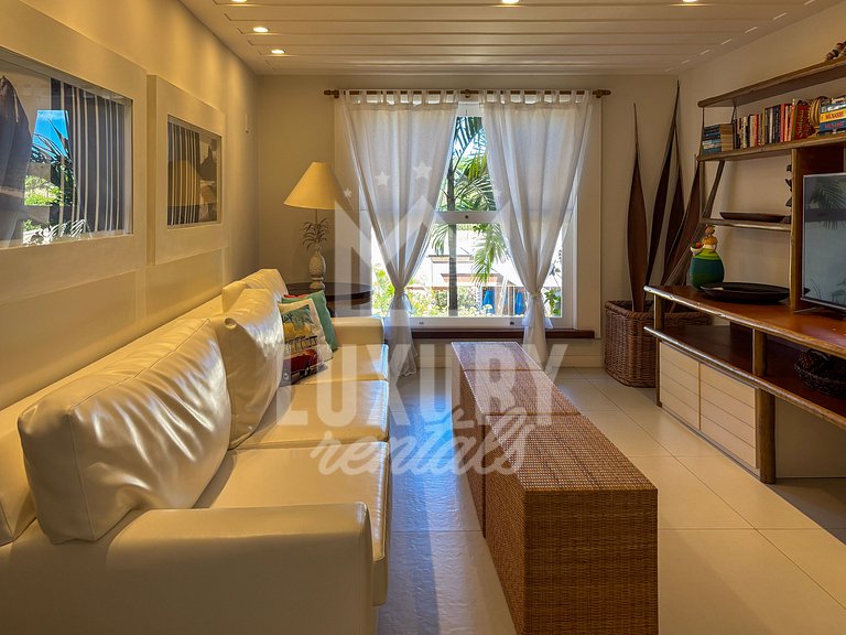 Mansão Contemporânea na Ferradura com Seis Quartos