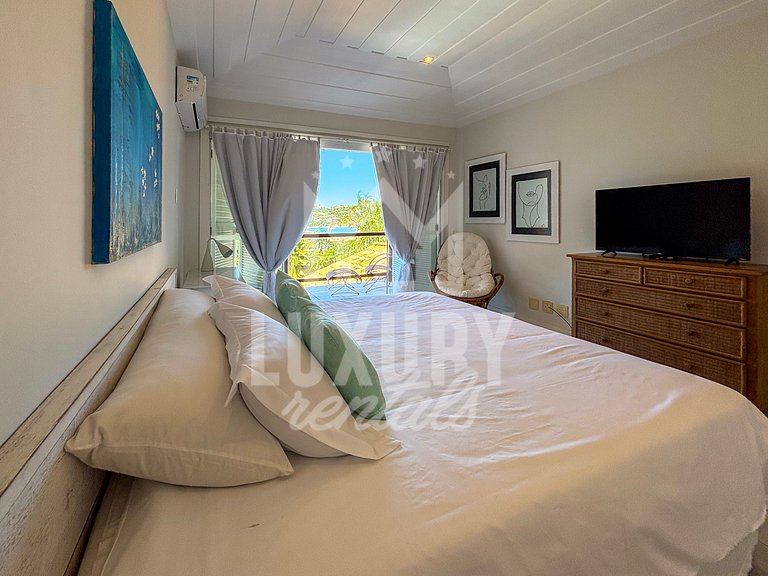 Mansão Contemporânea na Ferradura com Seis Quartos