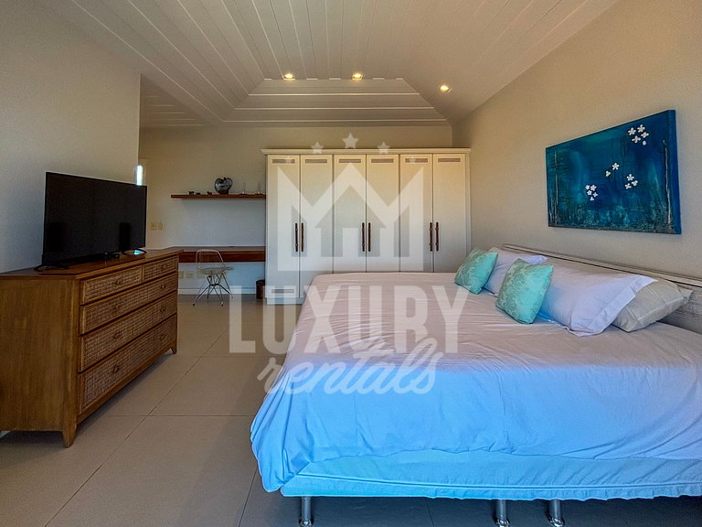 Mansão Contemporânea na Ferradura com Seis Quartos