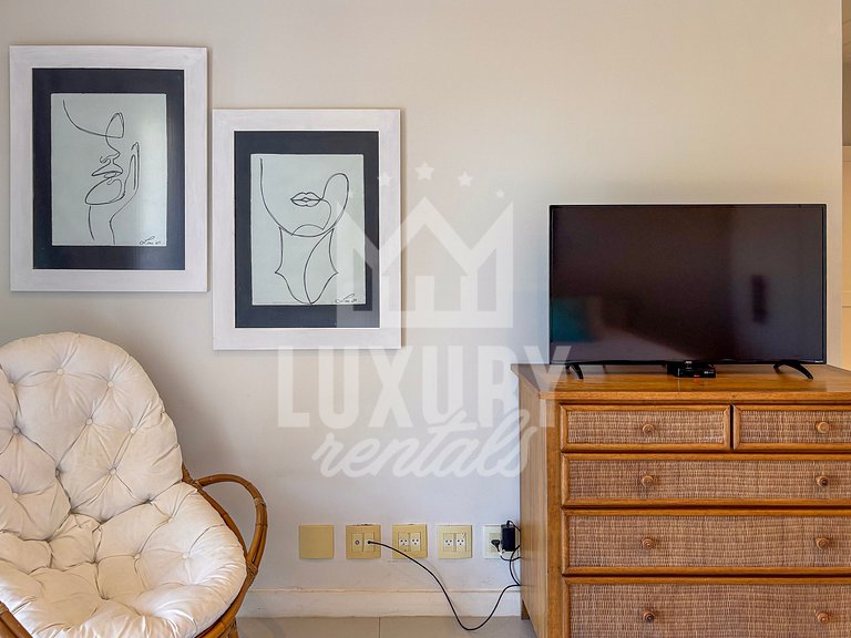 Mansão Contemporânea na Ferradura com Seis Quartos