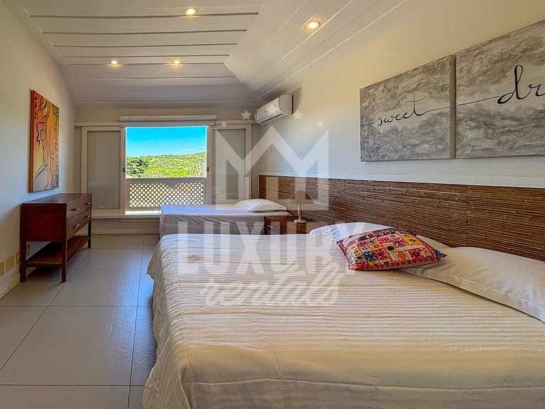 Mansão Contemporânea na Ferradura com Seis Quartos