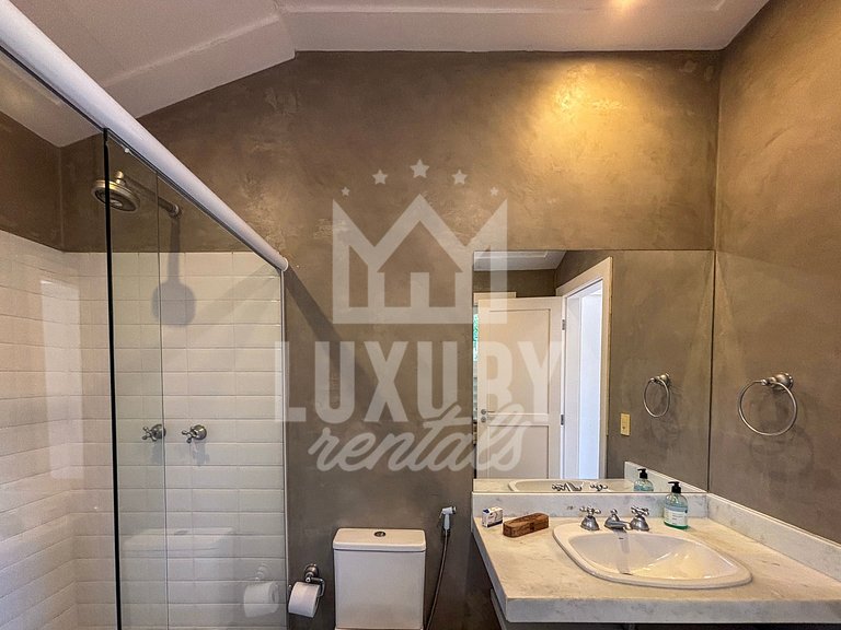 Mansão Contemporânea na Ferradura com Seis Quartos
