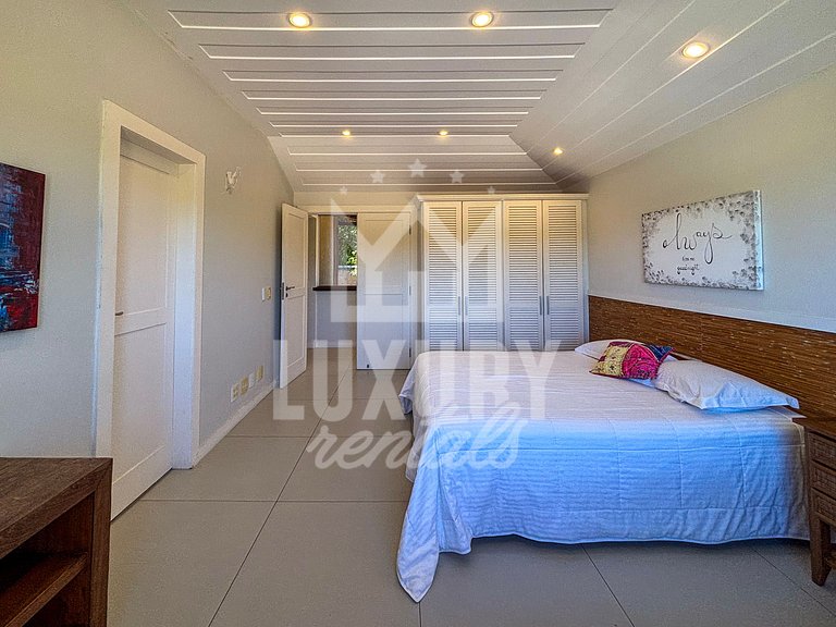 Mansão Contemporânea na Ferradura com Seis Quartos