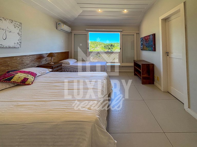 Mansão Contemporânea na Ferradura com Seis Quartos
