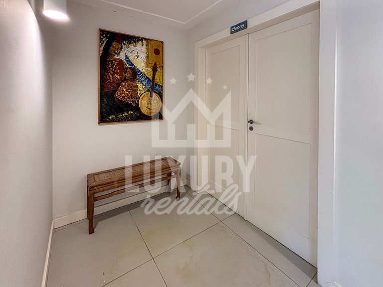 Mansão Contemporânea na Ferradura com Seis Quartos