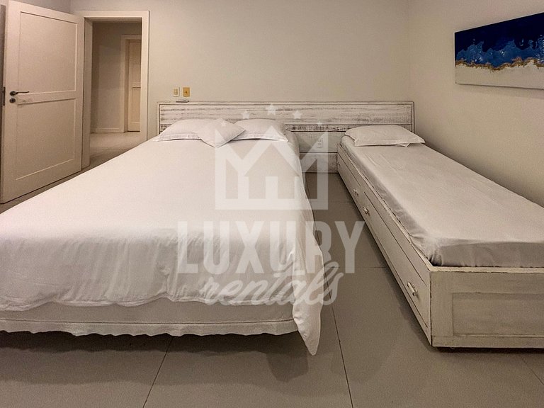 Mansão Contemporânea na Ferradura com Cinco Suítes