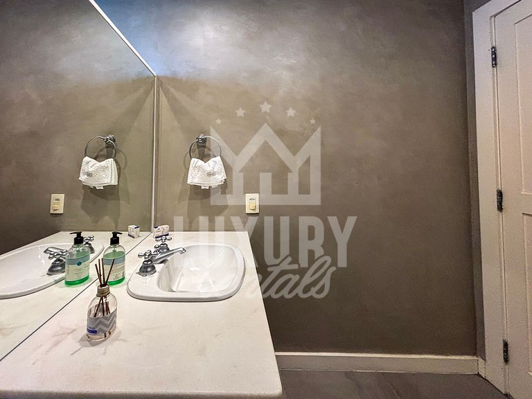 Mansão Contemporânea na Ferradura com Seis Quartos