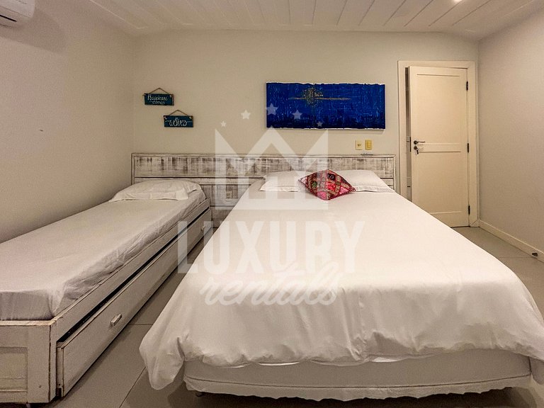 Mansão Contemporânea na Ferradura com Seis Quartos