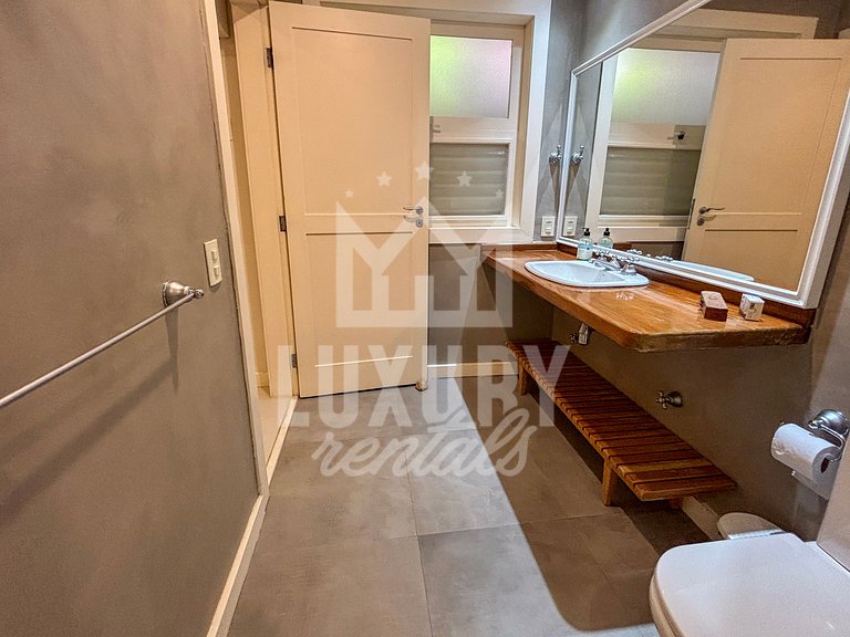 Mansão Contemporânea na Ferradura com Seis Quartos