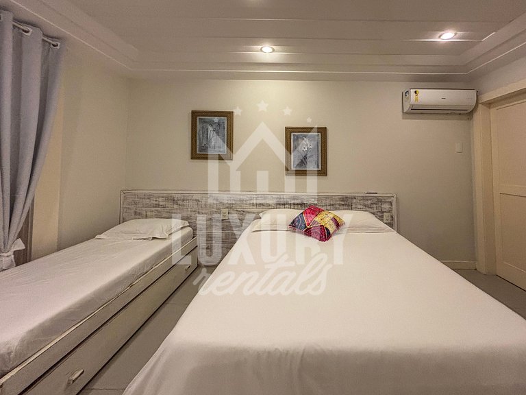 Mansão Contemporânea na Ferradura com Seis Quartos