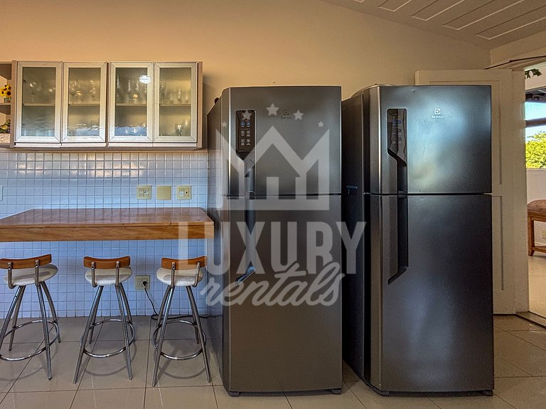 Mansão Contemporânea na Ferradura com Cinco Suítes