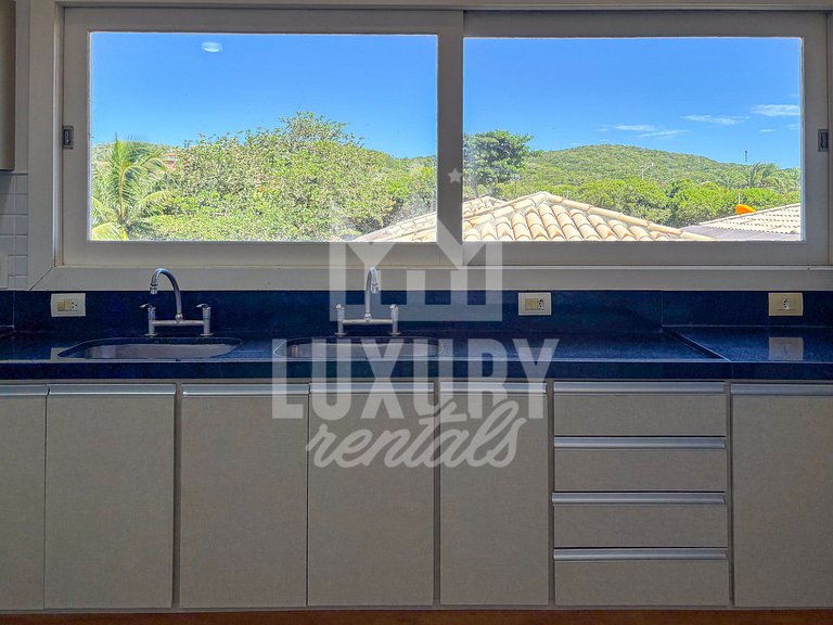 Mansão Contemporânea na Ferradura com Cinco Suítes