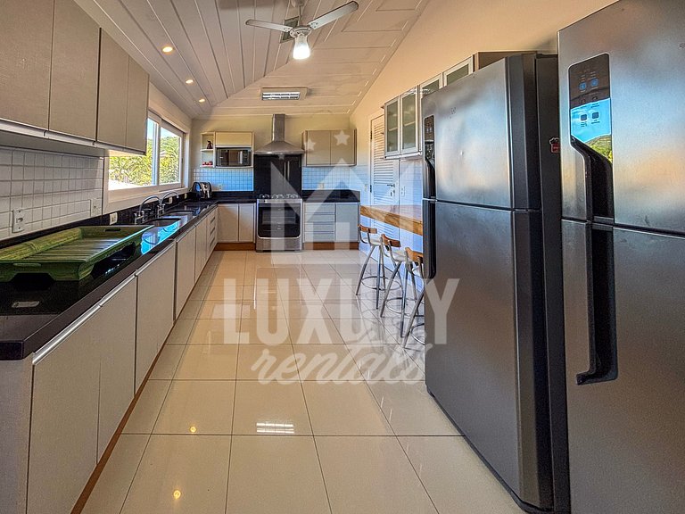 Mansão Contemporânea na Ferradura com Seis Quartos