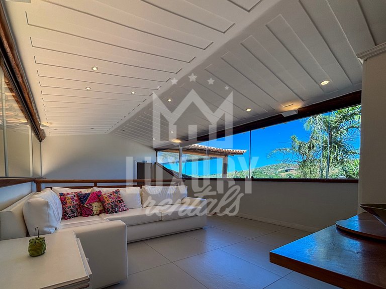 Mansão Contemporânea na Ferradura com Seis Quartos