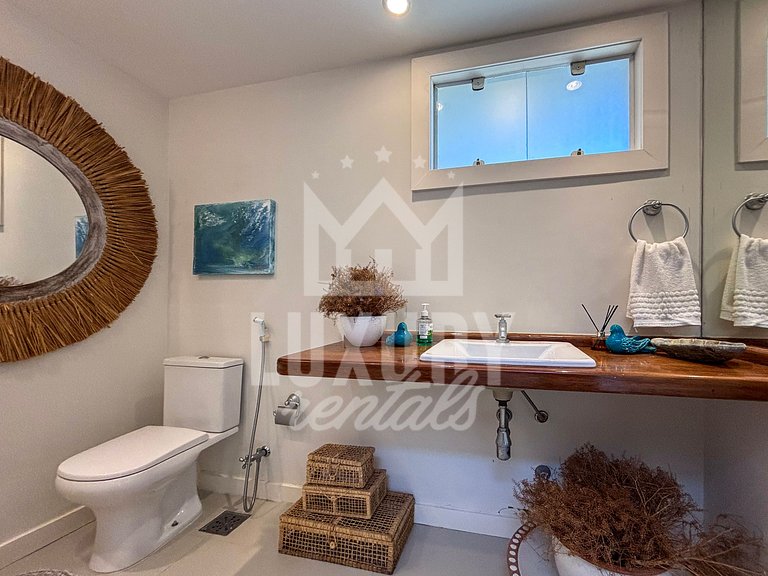 Mansão Contemporânea na Ferradura com Seis Quartos