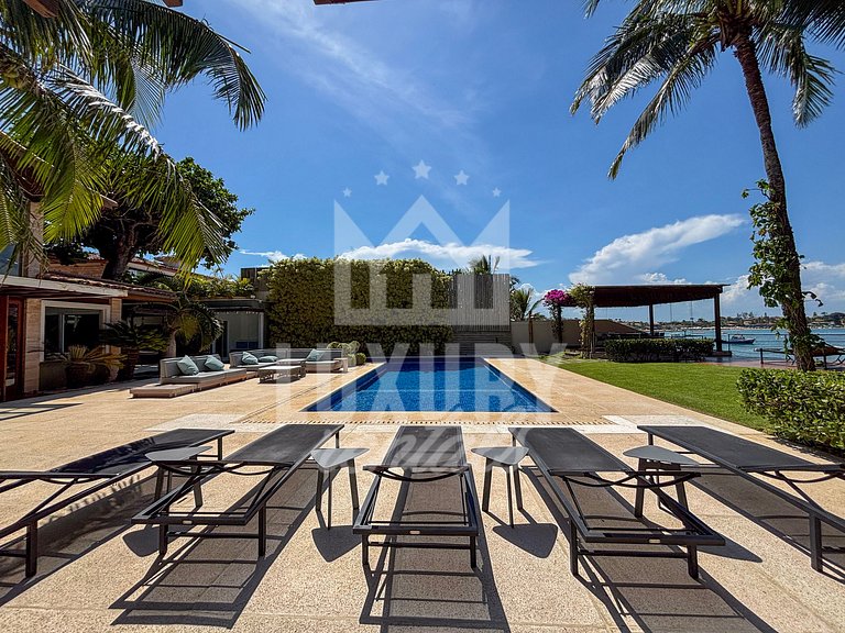 Mansão Pé Na Areia com Seis Suítes na Ferradura
