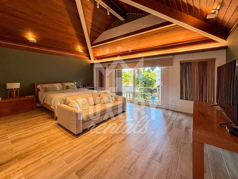Mansão Pé Na Areia com Seis Suítes na Ferradura