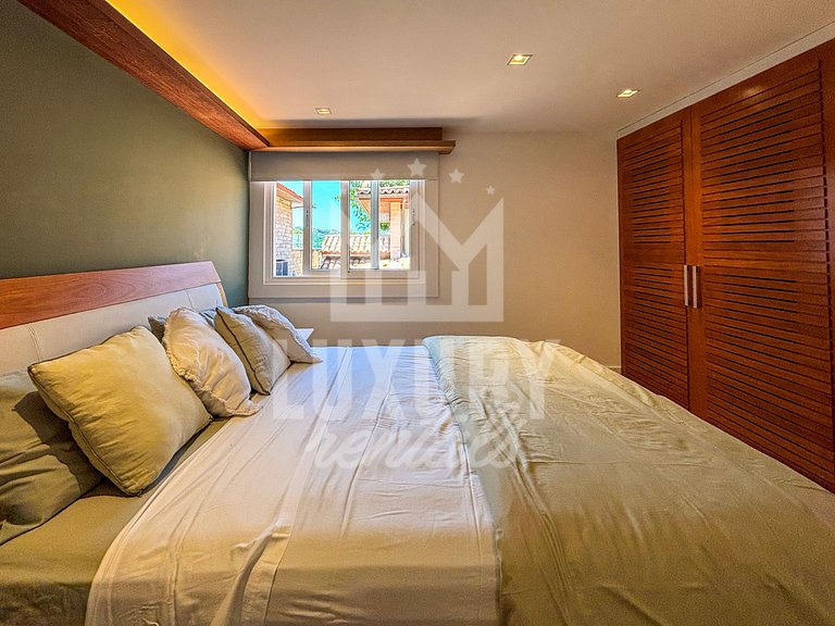 Mansão Pé Na Areia com Seis Suítes na Ferradura