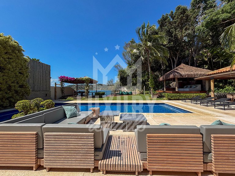 Mansão Pé Na Areia com Seis Suítes na Ferradura