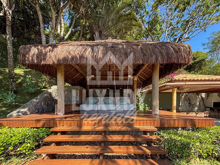 Mansão Pé Na Areia com Seis Suítes na Ferradura