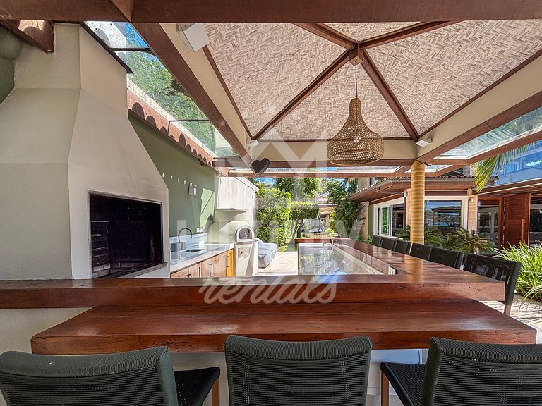 Mansão Pé Na Areia com Seis Suítes na Ferradura