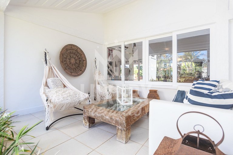 Mansão na Ferradura com Seis Suítes Prox da Praia