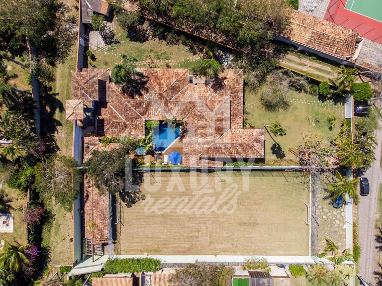 Mansão na Ferradura com Seis Suítes Prox da Praia