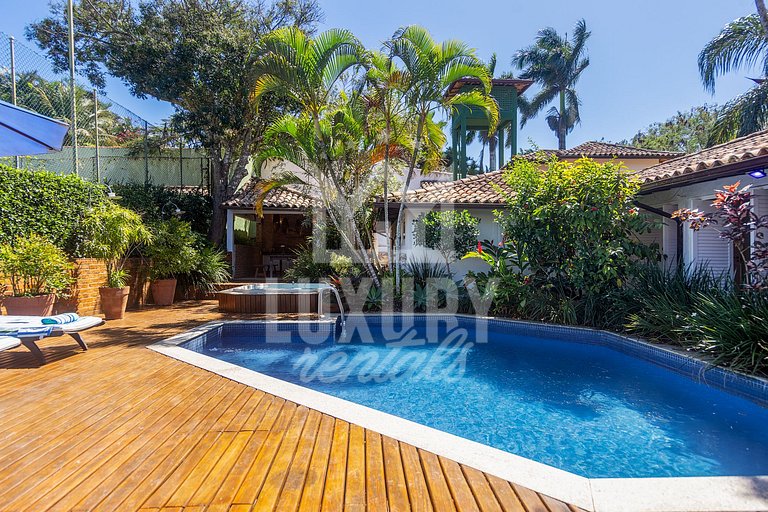 Mansão na Ferradura com Seis Suítes Prox da Praia