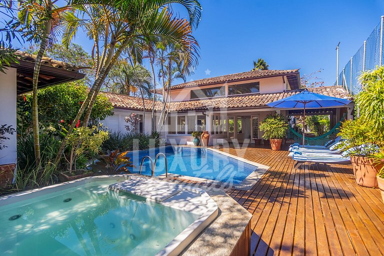 Mansão na Ferradura com Seis Suítes Prox da Praia