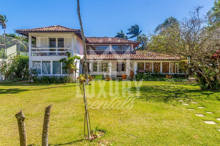 Mansão na Ferradura com Seis Suítes Prox da Praia