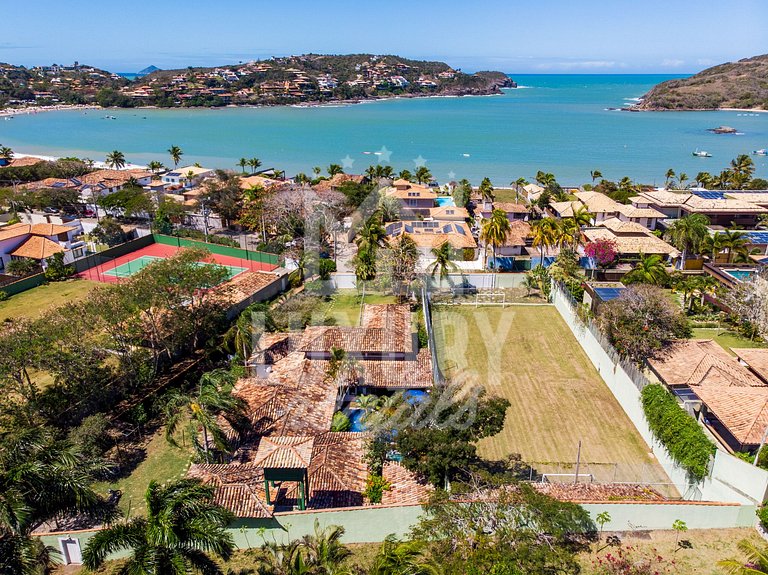 Mansão na Ferradura com Seis Suítes Prox da Praia