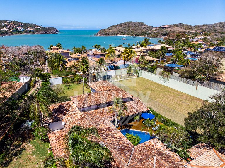 Mansão na Ferradura com Seis Suítes Prox da Praia