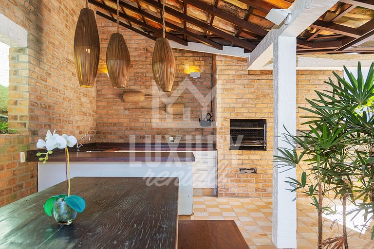 Mansão na Ferradura com Seis Suítes Prox da Praia