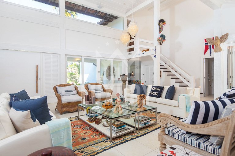 Mansão na Ferradura com Seis Suítes Prox da Praia