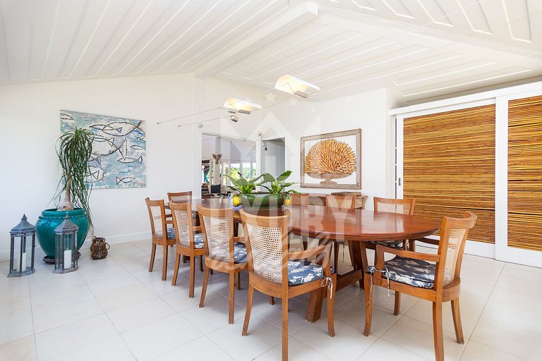 Mansão na Ferradura com Seis Suítes Prox da Praia