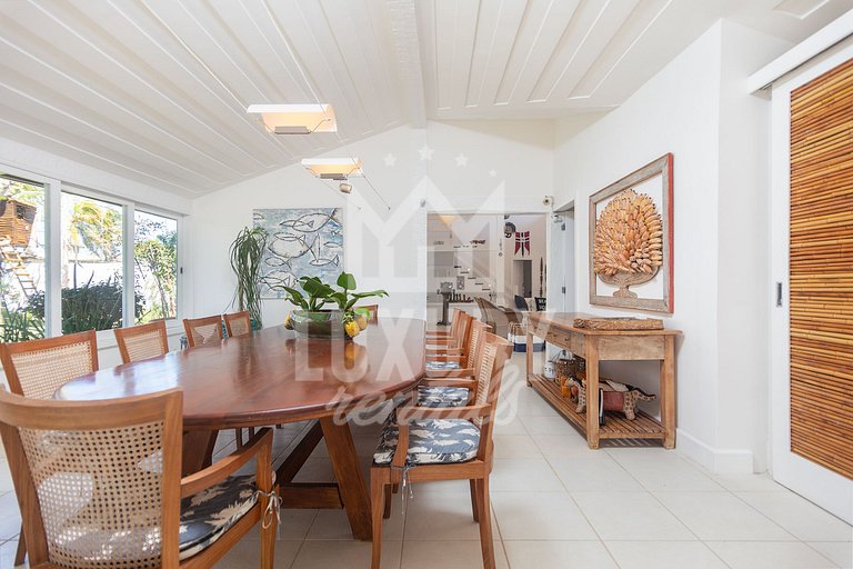 Mansão na Ferradura com Seis Suítes Prox da Praia