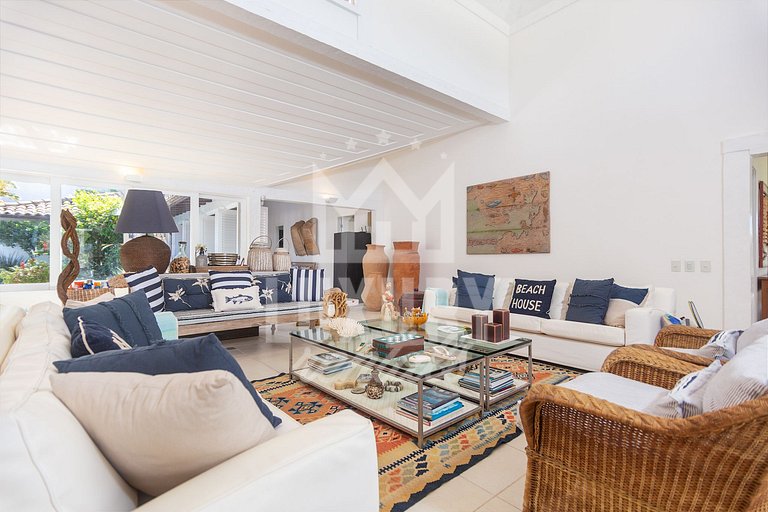 Mansão na Ferradura com Seis Suítes Prox da Praia