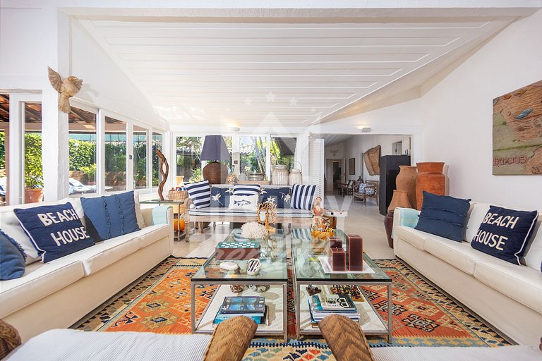 Mansão na Ferradura com Seis Suítes Prox da Praia