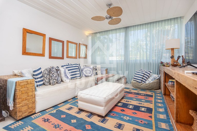 Mansão na Ferradura com Seis Suítes Prox da Praia